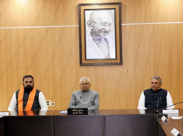 उच्च स्तरीय समीक्षा बैठक करते मुख्यमंत्री नीतीश उच्च स्तरीय समीक्षा बैठक करते मुख्यमंत्री नीतीश