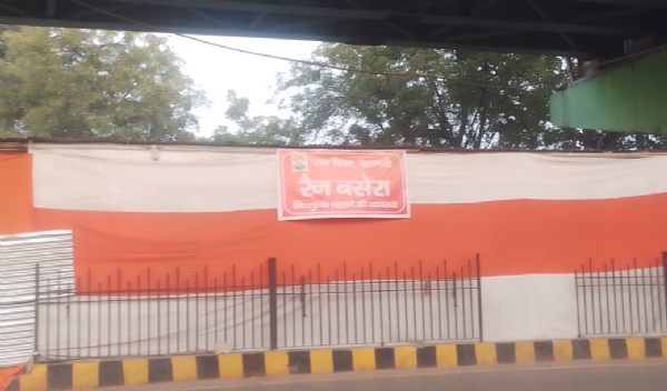 स्टेशन मार्ग पर बना रैन बसेरा स्टेशन मार्ग पर बना रैन बसेरा