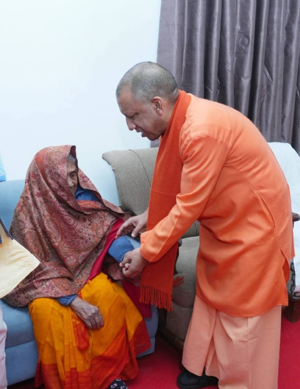 मुख्यमंत्री योगी आदित्यनाथ जी राज्य मंत्री गिरीश चंद्र यादव की माता जी से मुलाकात करते हुए मुख्यमंत्री योगी आदित्यनाथ जी राज्य मंत्री गिरीश चंद्र यादव की माता जी से मुलाकात करते हुए