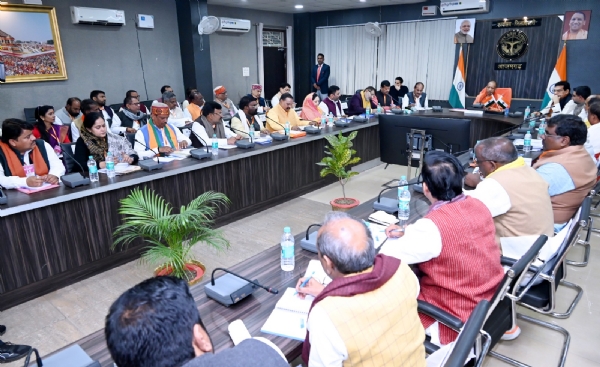 कलेक्ट्रेट सभागर में वैठक करते सीएम 2 कलेक्ट्रेट सभागर में वैठक करते सीएम 2