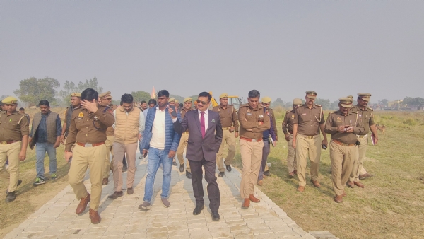 जिलाधिकारी व पुलिस अधीक्षक ने हेलीपैड का लिया जायजा जिलाधिकारी व पुलिस अधीक्षक ने हेलीपैड का लिया जायजा