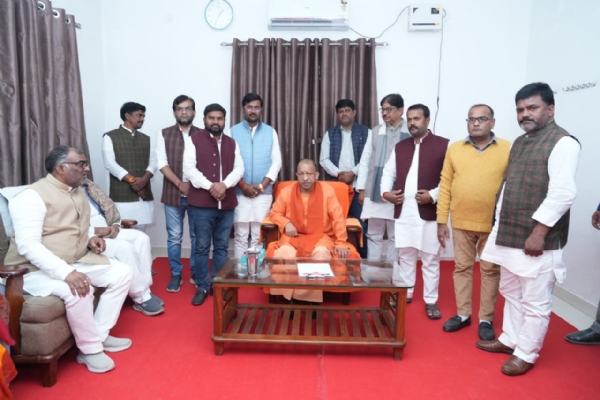 मुख्यमंत्री योगी आदित्यनाथ पार्टी के नेताओं के साथ मुख्यमंत्री योगी आदित्यनाथ पार्टी के नेताओं के साथ
