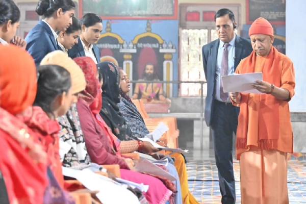 गोरखनाथ मंदिर में लगातार दूसरे दिन मुख्यमंत्री योगी आदित्यनाथ ने जनता दर्शन में की लोगों से मुलाकात* गोरखनाथ मंदिर में लगातार दूसरे दिन मुख्यमंत्री योगी आदित्यनाथ ने जनता दर्शन में की लोगों से मुलाकात*