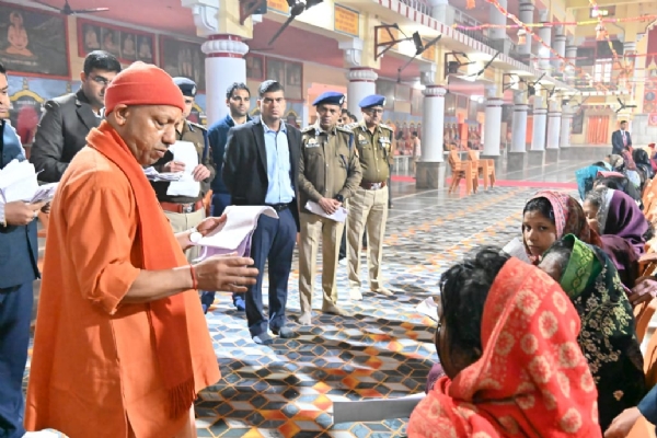 गोरखनाथ मंदिर में लगातार दूसरे दिन मुख्यमंत्री योगी आदित्यनाथ ने जनता दर्शन में की लोगों से मुलाकात* गोरखनाथ मंदिर में लगातार दूसरे दिन मुख्यमंत्री योगी आदित्यनाथ ने जनता दर्शन में की लोगों से मुलाकात*