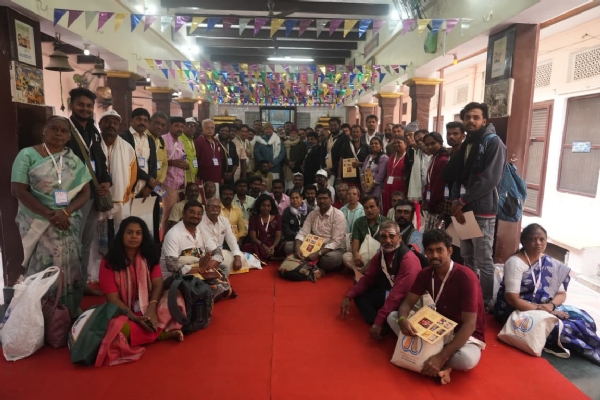 हनुमान घाट पर तमिल पेशेवरों और कारीगरों का समूह हनुमान घाट पर तमिल पेशेवरों और कारीगरों का समूह