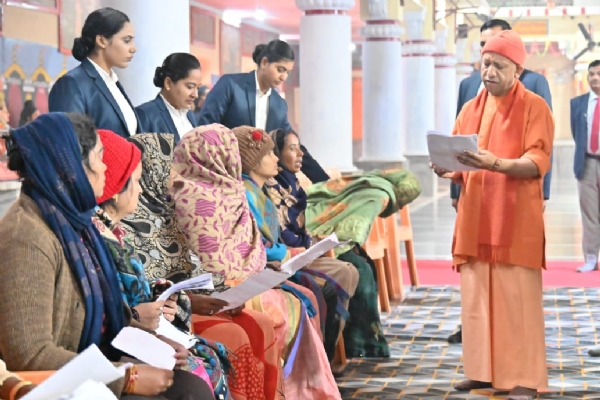 गोरखनाथ मंदिर में लगातार दूसरे दिन मुख्यमंत्री योगी आदित्यनाथ ने जनता दर्शन में की लोगों से मुलाकात* गोरखनाथ मंदिर में लगातार दूसरे दिन मुख्यमंत्री योगी आदित्यनाथ ने जनता दर्शन में की लोगों से मुलाकात*