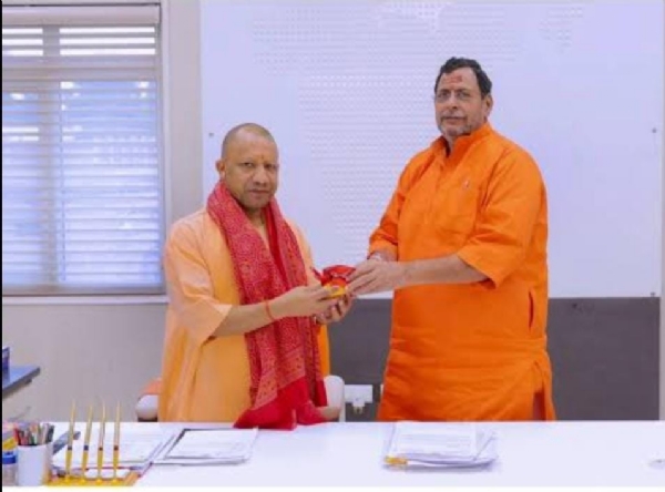 मुख्यमंत्री योगी आदित्यनाथ के प्रति आभार व्यक्त करते विधायक रत्नाकर मिश्र मुख्यमंत्री योगी आदित्यनाथ के प्रति आभार व्यक्त करते विधायक रत्नाकर मिश्र