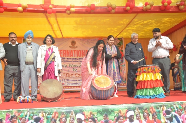 कार्यक्रम में मुख्य अतिथि राजेश्वरी सहित अन्य कार्यक्रम में मुख्य अतिथि राजेश्वरी सहित अन्य