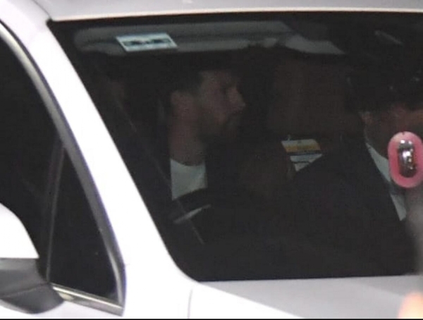 एयरपोर्ट से बाहर निकलते लियोनेल मेसी एयरपोर्ट से बाहर निकलते लियोनेल मेसी