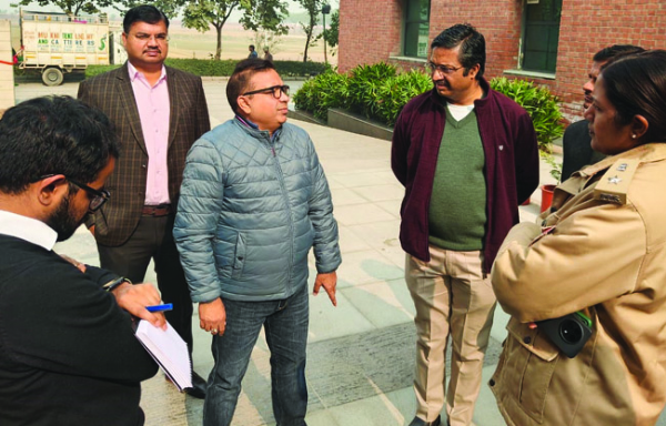 सोनीपत: प्रशासनिक अणिकारियों के साथ उपायुक्त सुशील सारवान कार्यक्रम स्थल का जायजा लेते हुए सोनीपत: प्रशासनिक अणिकारियों के साथ उपायुक्त सुशील सारवान कार्यक्रम स्थल का जायजा लेते हुए