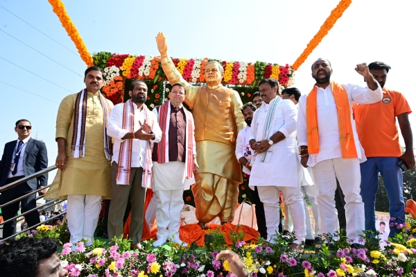 आंध्रप्रदेश के अन्नामय्या जिले के मदनपल्ली में भारत रत्न, पूर्व प्रधानमंत्री अटल बिहारी वाजपेयी की प्रतिमा का अनावरण कार्यक्रम में मुख्यमंत्री पुष्कर सिंह धामी।