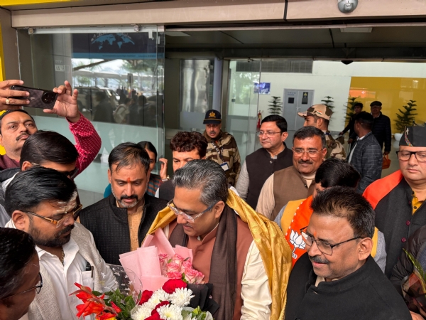 भाजपा के राष्ट्रीय महामंत्री सुनील बंसल का स्वागत करते कार्यकर्ता