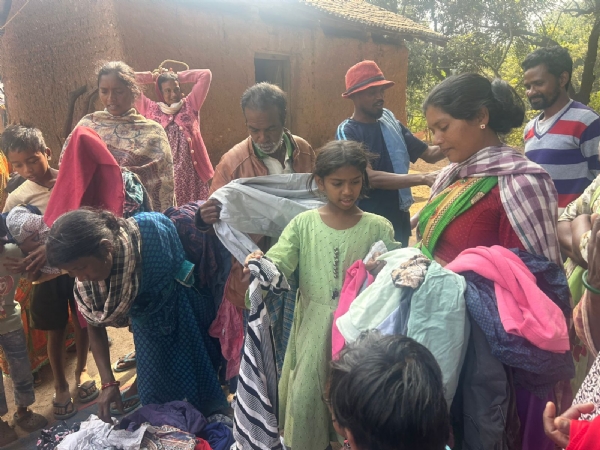 डालसा और सेवा वेलफेयर सोसाइटी ने गुम्पीला और उनुकदा गांव में किया वस्त्र वितरण