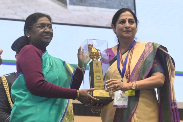 राष्ट्रपति द्रौपदी मुर्मु पुरस्कार देती हुईं। राष्ट्रपति द्रौपदी मुर्मु पुरस्कार देती हुईं।