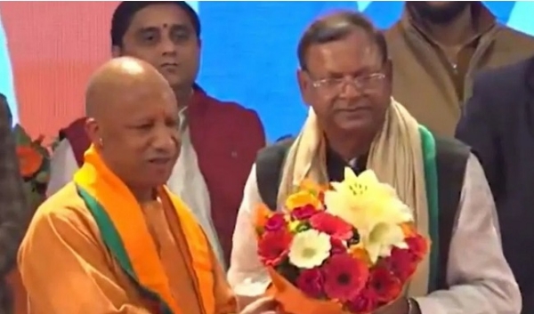 उत्तर प्रदेश भाजपा के नवनिर्वाचित अध्यक्ष पंकज चौधरी का स्वागत करते मुख्यमंत्री योगी आदित्यनाथ उत्तर प्रदेश भाजपा के नवनिर्वाचित अध्यक्ष पंकज चौधरी का स्वागत करते मुख्यमंत्री योगी आदित्यनाथ