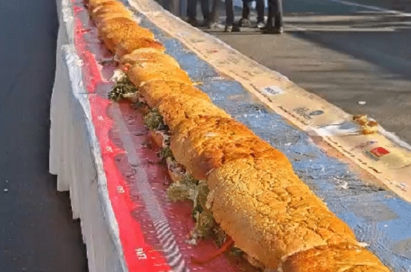 भोपाल के आईएचएम ने बनाया दुनिया का सबसे लंबा सैंडविच भोपाल के आईएचएम ने बनाया दुनिया का सबसे लंबा सैंडविच