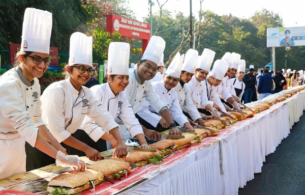 भोपाल के आईएचएम ने बनाया दुनिया का सबसे लंबा सैंडविच भोपाल के आईएचएम ने बनाया दुनिया का सबसे लंबा सैंडविच