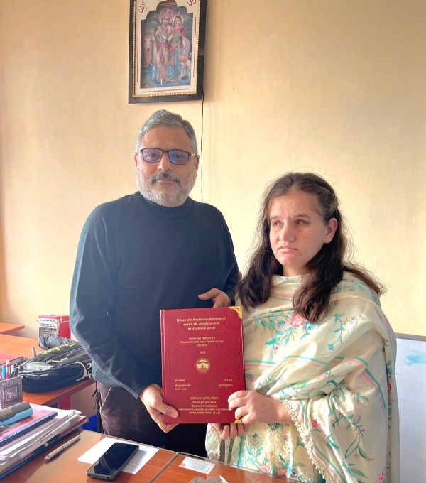 मुस्कान अपने शोध निदेशक के साथ। मुस्कान अपने शोध निदेशक के साथ।