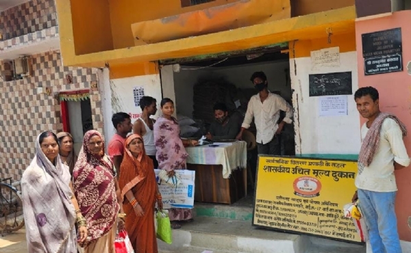 राशन दुकान में राशन सामग्री लेने के लिए खड़े हुए हितग्राही। राशन दुकान में राशन सामग्री लेने के लिए खड़े हुए हितग्राही।