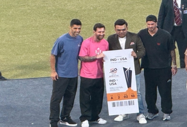 मेसी को टी20 वर्ल्ड कप टिकट, साइन की हुई जर्सी और बैट भेंट करते जय शाह