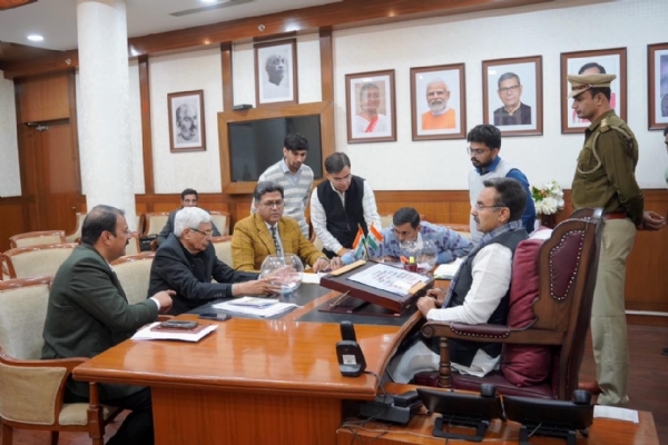 हरियाणा विधानसभा के स्पीकर हरविंद्र कल्याण ड्रा निकालते हुए हरियाणा विधानसभा के स्पीकर हरविंद्र कल्याण ड्रा निकालते हुए