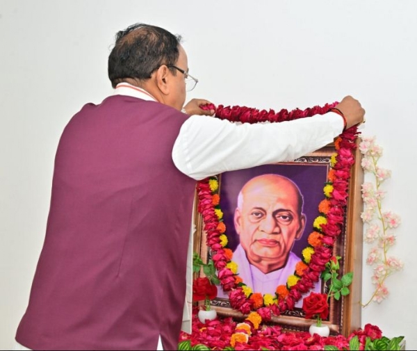 सरदार पटेल के चित्र पर पुष्पांजलि करते केशव प्रसाद मौर्य
