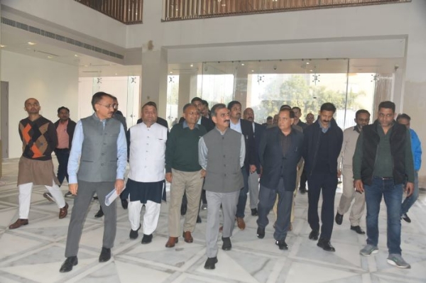 हिमाचल निकेतन के निर्माण कार्य का निरीक्षण करते मुख्यमंत्री। हिमाचल निकेतन के निर्माण कार्य का निरीक्षण करते मुख्यमंत्री।