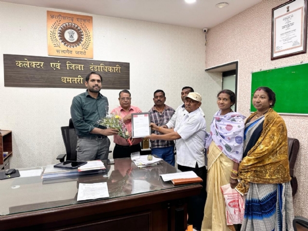 कलेक्टर अबिनाश मिश्रा को सम्मानित करते हुए सीटू के प्रतिनिधि। कलेक्टर अबिनाश मिश्रा को सम्मानित करते हुए सीटू के प्रतिनिधि।