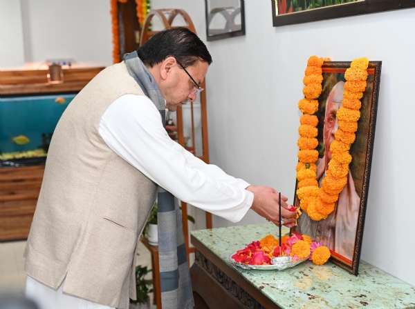 मुख्यमंत्री पुष्कर सिंह धामी सरदार पटेल के चित्र पर पुष्प अर्पित करते। मुख्यमंत्री पुष्कर सिंह धामी सरदार पटेल के चित्र पर पुष्प अर्पित करते।