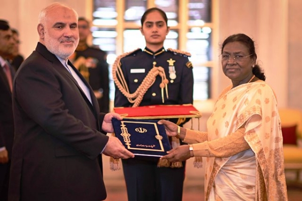 ईरान के राजदूत डॉ. मोहम्मद फतहअली सोमवार को राष्ट्रपति द्रौपदी मुर्मु को अपना परिचय पत्र सौंपते हुए