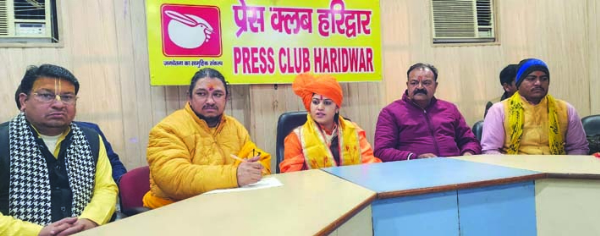 पत्रकारों से वार्ता करते हुए कवि सिंह पत्रकारों से वार्ता करते हुए कवि सिंह