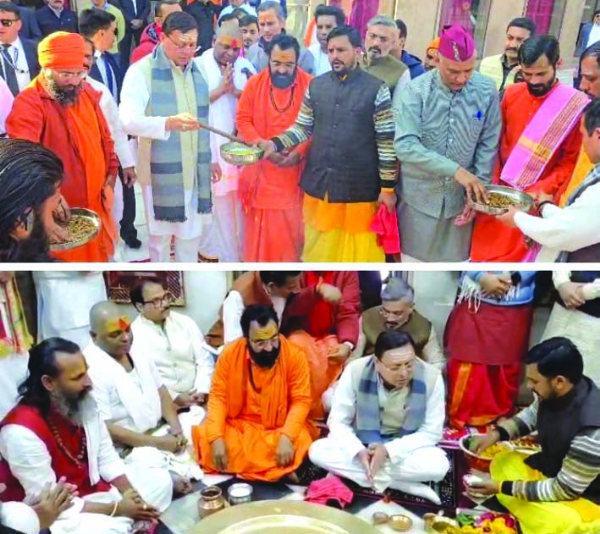 यज्ञ में आहूति डालते व अभिषेक करते सीएम धामी यज्ञ में आहूति डालते व अभिषेक करते सीएम धामी