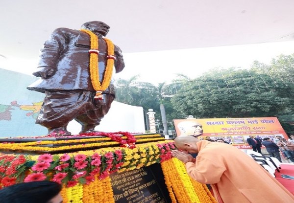 सरदार पटेल काे नमन करते मुख्यमंत्री योगी