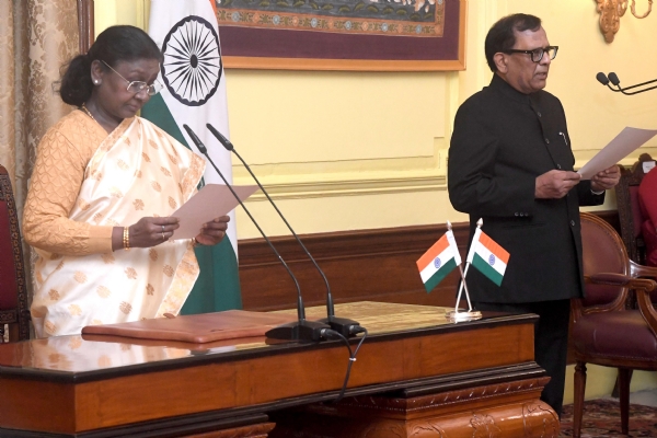 राष्ट्रपति सोमवार को राज कुमार गोयल को मुख्य सूचना आयुक्त के रूप में शपथ दिलाते हुए