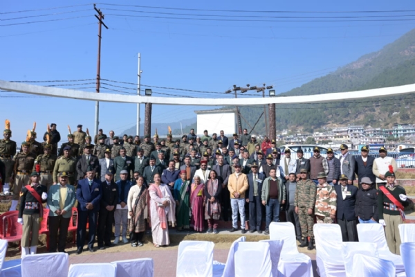 उत्तरकाशी वीर सैनिकों को श्रद्धांजलिदेते हुए मुख्य अतिथि उत्तरकाशी वीर सैनिकों को श्रद्धांजलिदेते हुए मुख्य अतिथि