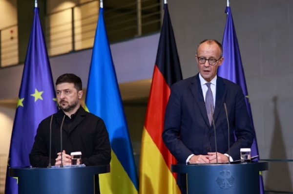 जर्मनी के चांसलर फ्रेडरिक मर्ज और यूक्रेन के राष्ट्रपति वलोडिमिर जेलेंस्की बर्लिन (जर्मनी) में चांसलरी में एक प्रेस कॉन्फ्रेंस में भाग लेते हैं। जर्मनी के चांसलर फ्रेडरिक मर्ज और यूक्रेन के राष्ट्रपति वलोडिमिर जेलेंस्की बर्लिन (जर्मनी) में चांसलरी में एक प्रेस कॉन्फ्रेंस में भाग लेते हैं।
