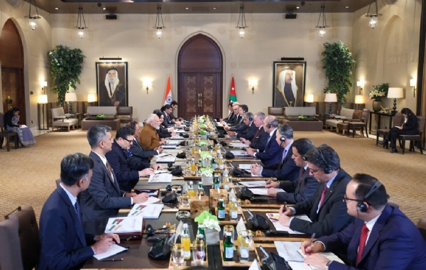 जॉर्डन में सोमवार को प्रधानमंत्री नरेन्द्र मोदी द्विपक्षीय प्रतिनिधिमंडल बैठक में। फोटो स्रोत - प्रधानमंत्री मोदी का आधिकारिक एक्स हैंडल जॉर्डन में सोमवार को प्रधानमंत्री नरेन्द्र मोदी द्विपक्षीय प्रतिनिधिमंडल बैठक में। फोटो स्रोत - प्रधानमंत्री मोदी का आधिकारिक एक्स हैंडल