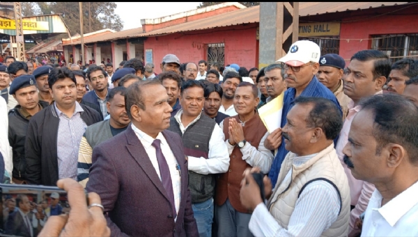 डीआरएम को ज्ञापन सौंपते पूर्व मुख्यमंत्री मधु कोड़ा डीआरएम को ज्ञापन सौंपते पूर्व मुख्यमंत्री मधु कोड़ा