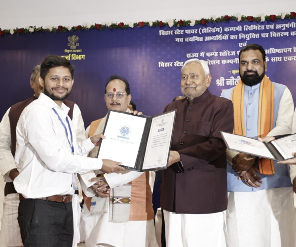 मुख्यमंत्री ऊर्जा विभाग के नवनियुक्त अभ्यर्थियों को नियुक्ति पत्र देते हुए मुख्यमंत्री ऊर्जा विभाग के नवनियुक्त अभ्यर्थियों को नियुक्ति पत्र देते हुए