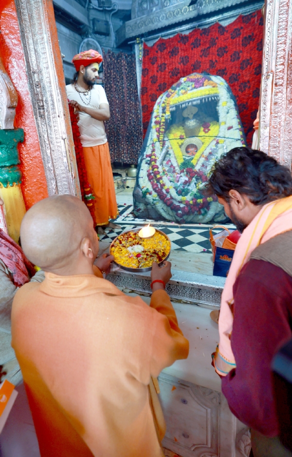 मुख्यमंत्री योगी आदित्यनाथ ने हनुमान गढ़ी मंदिर मुख्यमंत्री योगी आदित्यनाथ ने हनुमान गढ़ी मंदिर