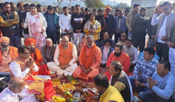 तटबंध के शुभारंभ पर यज्ञ करते हुए तटबंध के शुभारंभ पर यज्ञ करते हुए