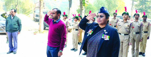 शहीदांे को श्रद्धासुमन अर्पित करते डीएम मयूर दीक्षित शहीदांे को श्रद्धासुमन अर्पित करते डीएम मयूर दीक्षित