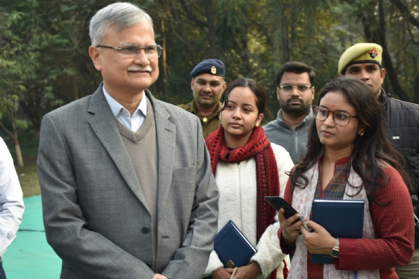 प्रदर्शनी में कुलपति प्रदर्शनी में कुलपति