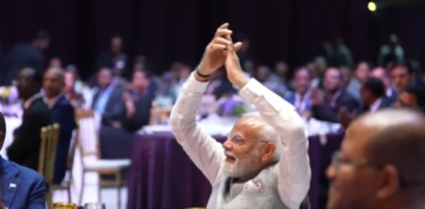 वंदे मातरम गाते इथोपियाई गायकों का अभिवादन करते प्रधानमंत्री मोदी वंदे मातरम गाते इथोपियाई गायकों का अभिवादन करते प्रधानमंत्री मोदी