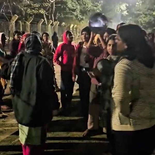 विरोध प्रदर्शन करती छात्राएं