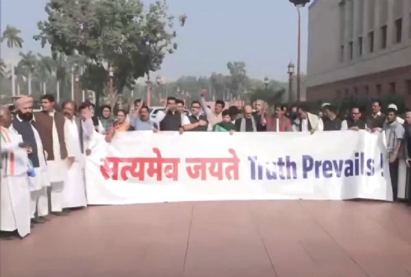 संसद भवन परिसर में प्रदर्शन करते विपक्षी सांसद संसद भवन परिसर में प्रदर्शन करते विपक्षी सांसद