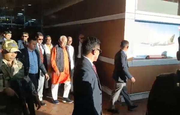 बागडोगरा हवाई अड्डे से बाहर निकलते संघ प्रमुख मोहन भागवत बागडोगरा हवाई अड्डे से बाहर निकलते संघ प्रमुख मोहन भागवत