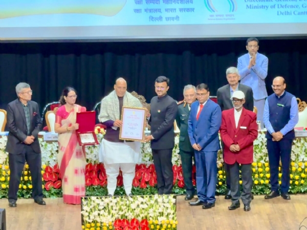 रक्षामंत्री से पुरस्कार लेते छावनी परिषद् के सीईओ रक्षामंत्री से पुरस्कार लेते छावनी परिषद् के सीईओ