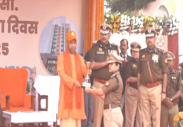 उत्कृष्ट कार्य करने वाले पुलिस कर्मी को पुरस्कृत करते मुख्यमंत्री योगी उत्कृष्ट कार्य करने वाले पुलिस कर्मी को पुरस्कृत करते मुख्यमंत्री योगी