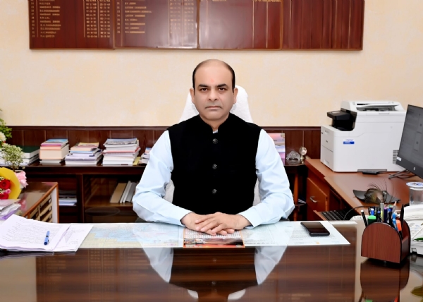 जानकारी देते डीआरएम झांसी मंडल